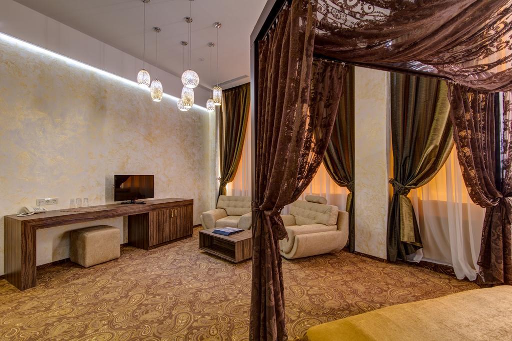 Khan-Chinar Hotel Dnipro Exterior foto